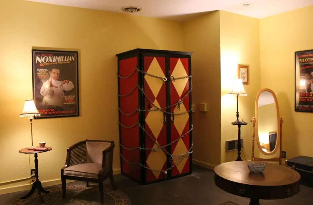 escape room for large groups