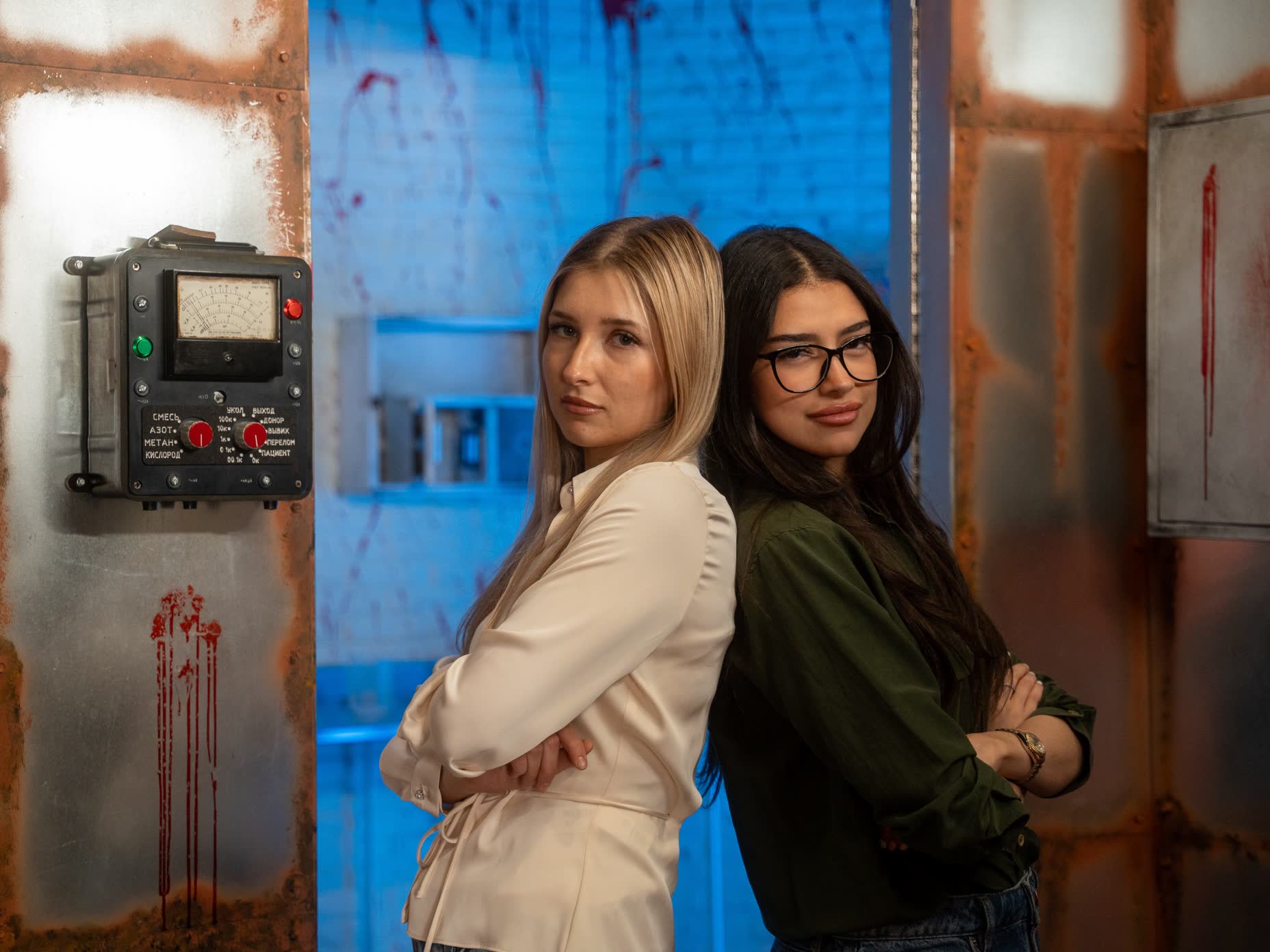 Two colleagues back to back in the Zombie Bunker escape room